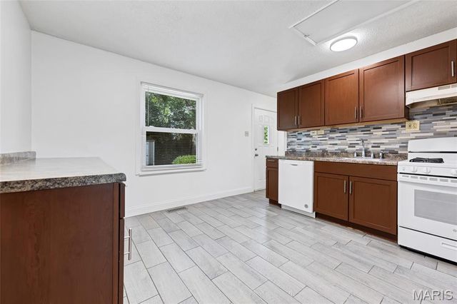 12157 Parkwood Place, Maryland Heights, MO 63043