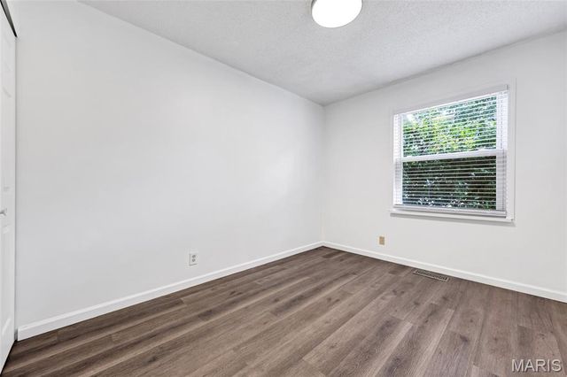 12157 Parkwood Place, Maryland Heights, MO 63043