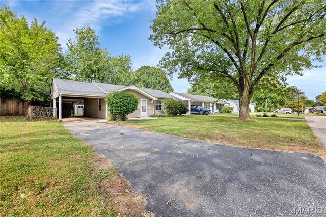 12157 Parkwood Place, Maryland Heights, MO 63043