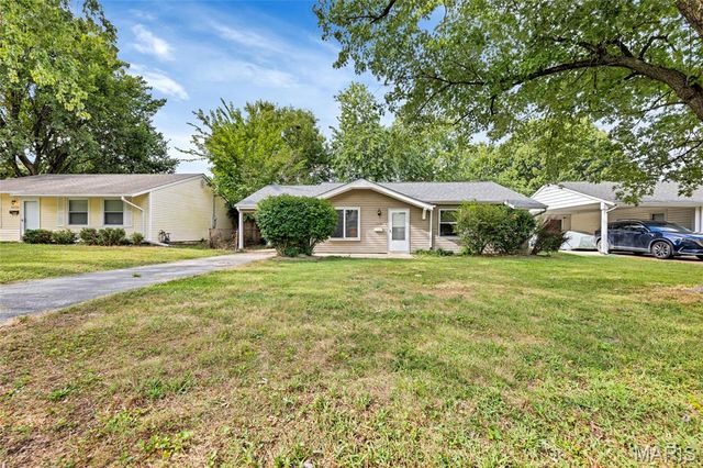 12157 Parkwood Place, Maryland Heights, MO 63043