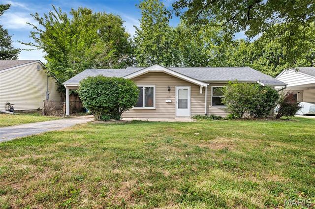 12157 Parkwood Place, Maryland Heights, MO 63043