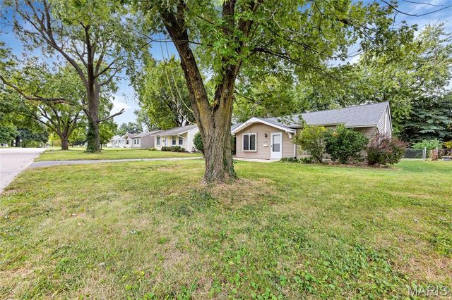 12157 Parkwood Place, Maryland Heights, MO 63043