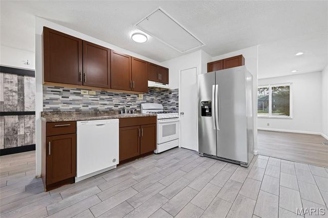 12157 Parkwood Place, Maryland Heights, MO 63043