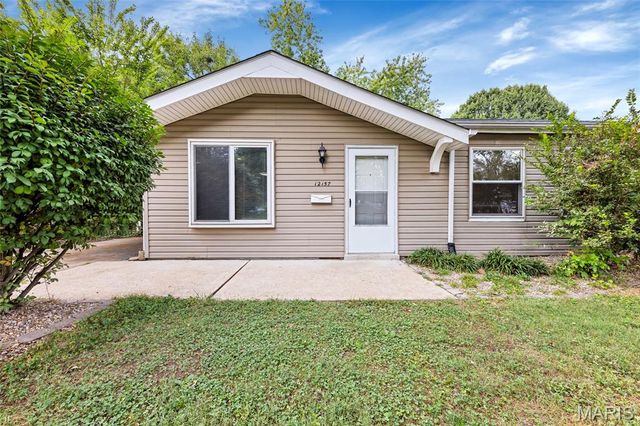12157 Parkwood Place, Maryland Heights, MO 63043