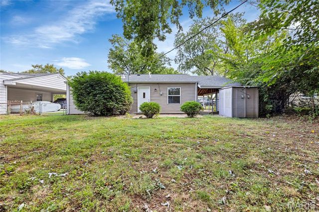 12157 Parkwood Place, Maryland Heights, MO 63043