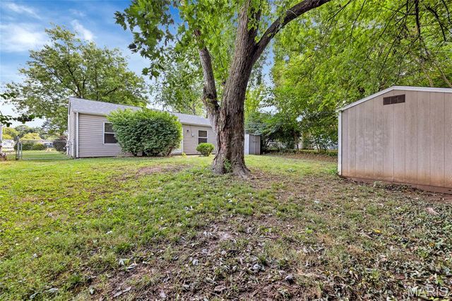12157 Parkwood Place, Maryland Heights, MO 63043