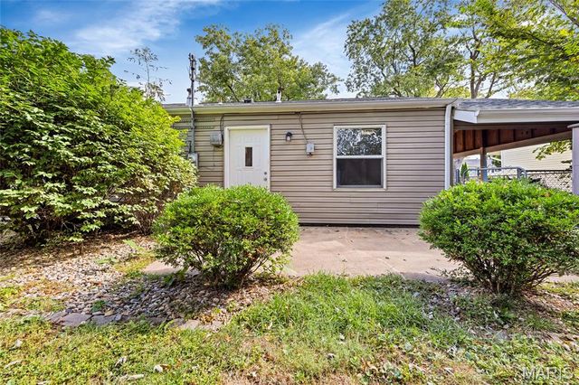12157 Parkwood Place, Maryland Heights, MO 63043