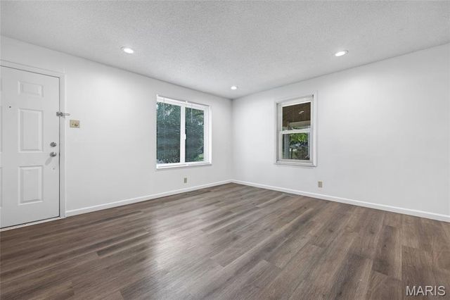 12157 Parkwood Place, Maryland Heights, MO 63043
