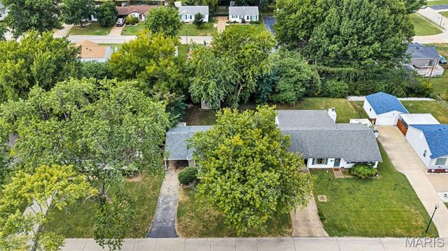 12157 Parkwood Place, Maryland Heights, MO 63043