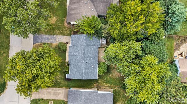 12157 Parkwood Place, Maryland Heights, MO 63043