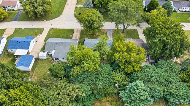 12157 Parkwood Place, Maryland Heights, MO 63043