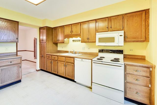 245 Windsor Lane C, Willowbrook, IL 60527