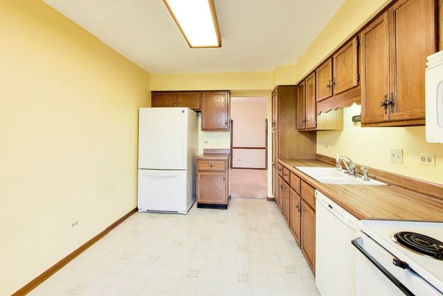 245 Windsor Lane C, Willowbrook, IL 60527