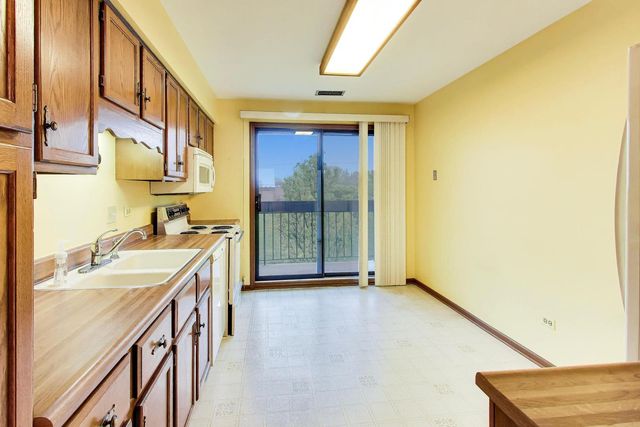 245 Windsor Lane C, Willowbrook, IL 60527