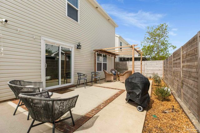 126 Cottage View Dr, Pensacola, FL 32507