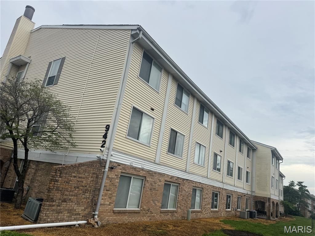 942 Guelbreth Lane 208, St Louis, MO 63141