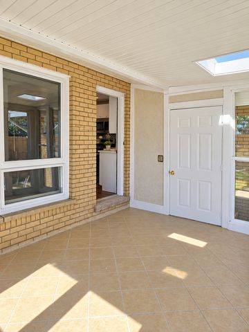 15415 Woodlawn East Avenue, South Holland, IL 60473