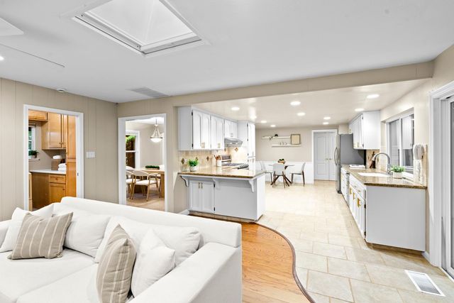 6919 Los Olivos Way, Carmichael, CA 95608