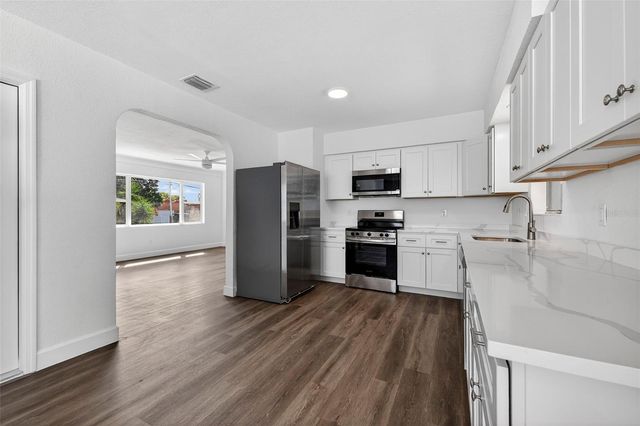 211 89TH AVENUE N, St Petersburg, FL 33702