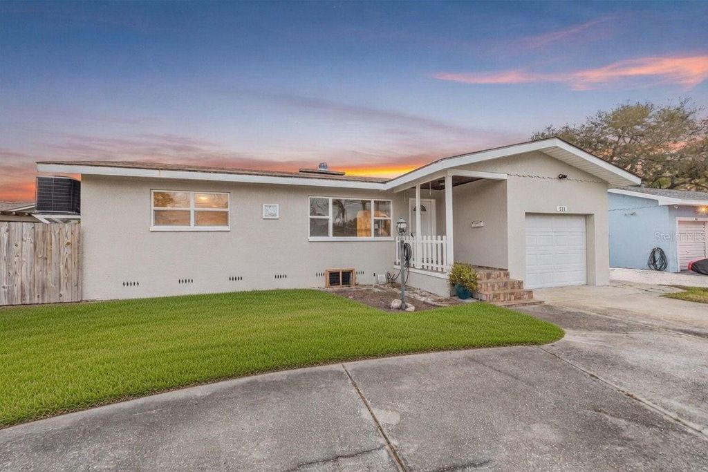 211 89TH AVENUE N, St Petersburg, FL 33702