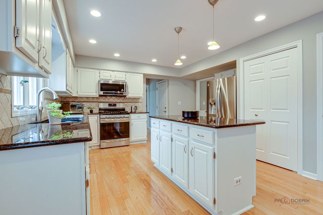 1515 Forever Avenue, Libertyville, IL 60048