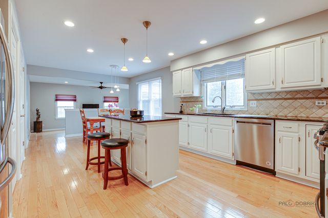 1515 Forever Avenue, Libertyville, IL 60048