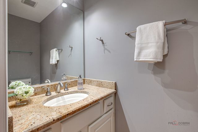 1515 Forever Avenue, Libertyville, IL 60048