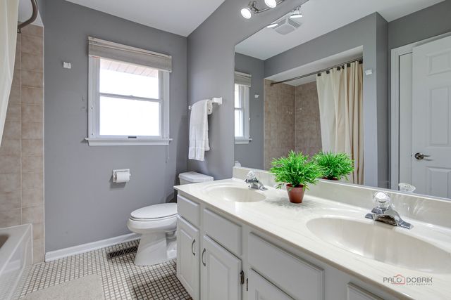 1515 Forever Avenue, Libertyville, IL 60048