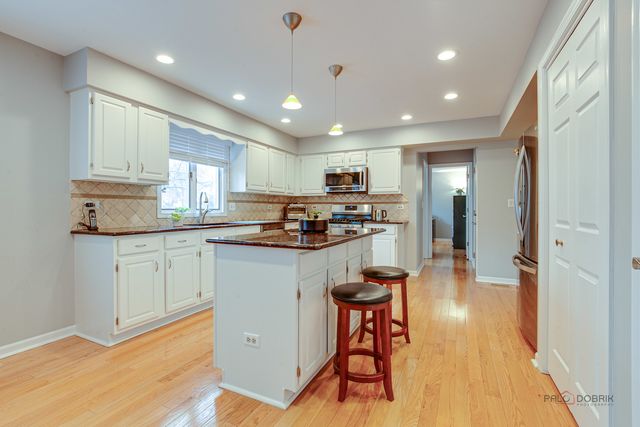 1515 Forever Avenue, Libertyville, IL 60048