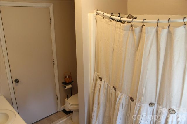 5445 Glenview Drive, Hickory, NC 28602