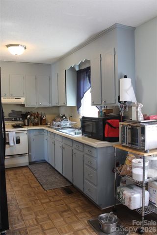 5445 Glenview Drive, Hickory, NC 28602