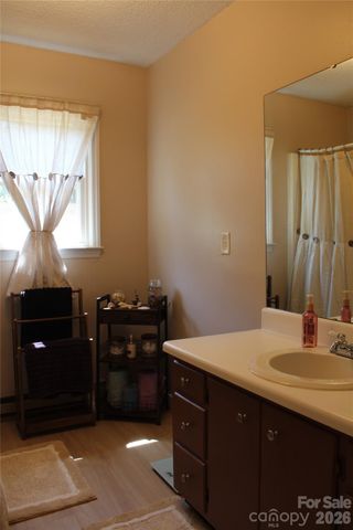 5445 Glenview Drive, Hickory, NC 28602