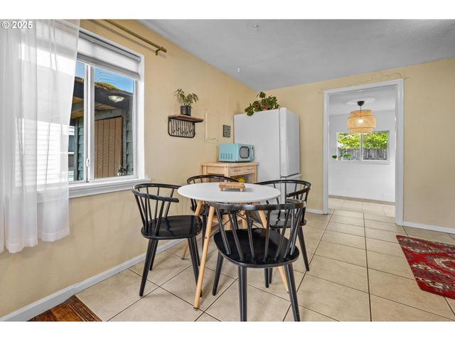 9506 Ne GERTZ Cir, Portland, OR 97211