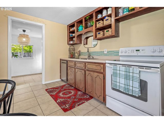 9506 Ne GERTZ Cir, Portland, OR 97211