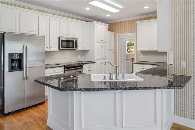 421 Clubview Drive, Woodstock, GA 30189