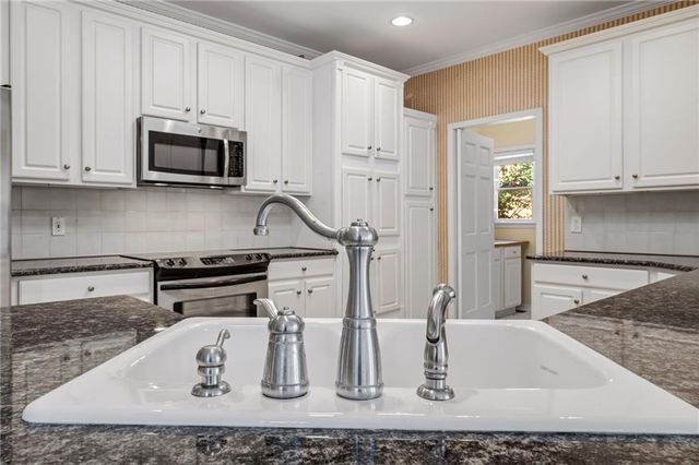 421 Clubview Drive, Woodstock, GA 30189