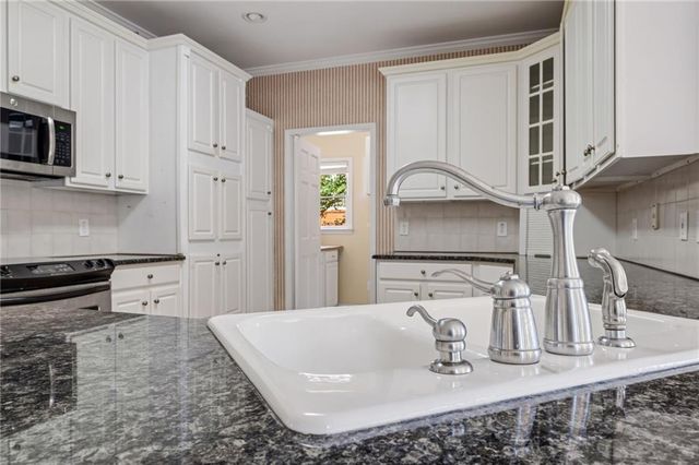 421 Clubview Drive, Woodstock, GA 30189