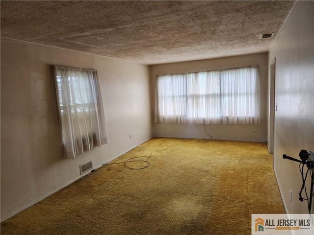 130 Garden Terrace, Edison, NJ 08817