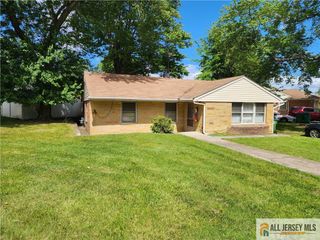 130 Garden Terrace, Edison, NJ 08817