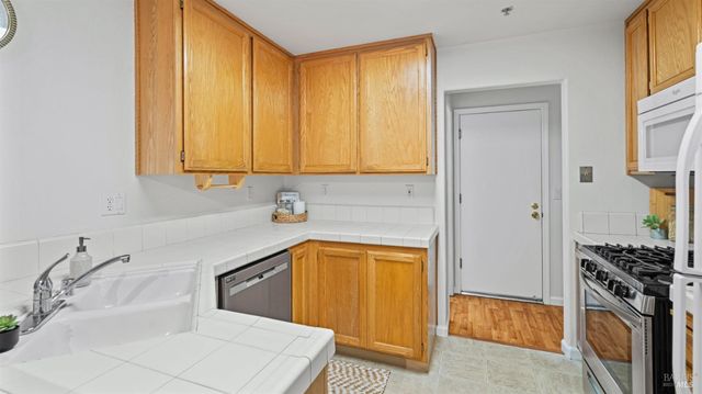 1714 Zinfandel Dr, Petaluma, CA 94954