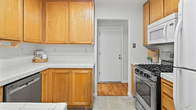 1714 Zinfandel Dr, Petaluma, CA 94954