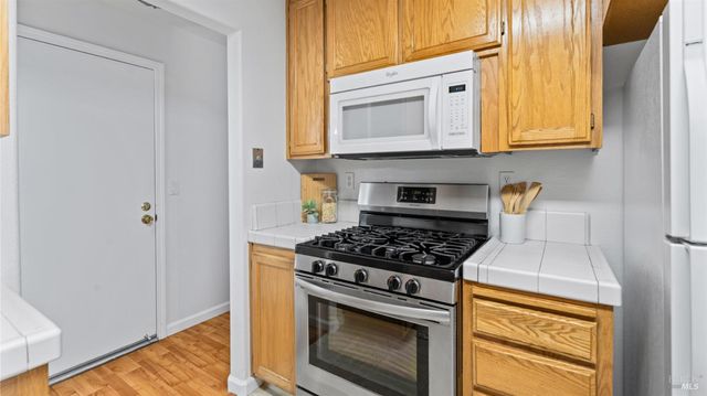 1714 Zinfandel Dr, Petaluma, CA 94954