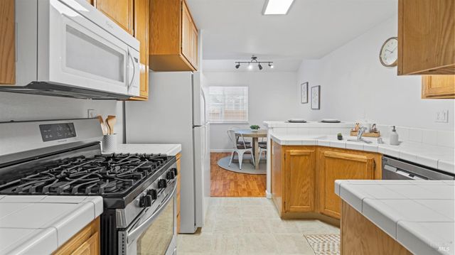 1714 Zinfandel Dr, Petaluma, CA 94954