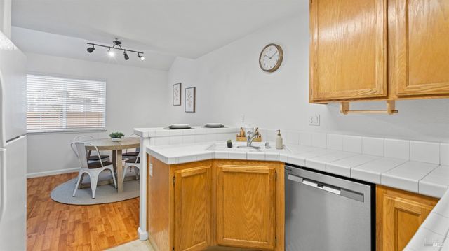 1714 Zinfandel Dr, Petaluma, CA 94954