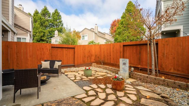 1714 Zinfandel Dr, Petaluma, CA 94954