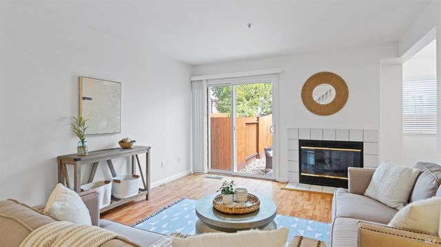 1714 Zinfandel Dr, Petaluma, CA 94954