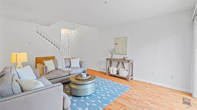 1714 Zinfandel Dr, Petaluma, CA 94954