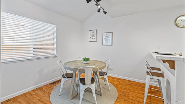 1714 Zinfandel Dr, Petaluma, CA 94954