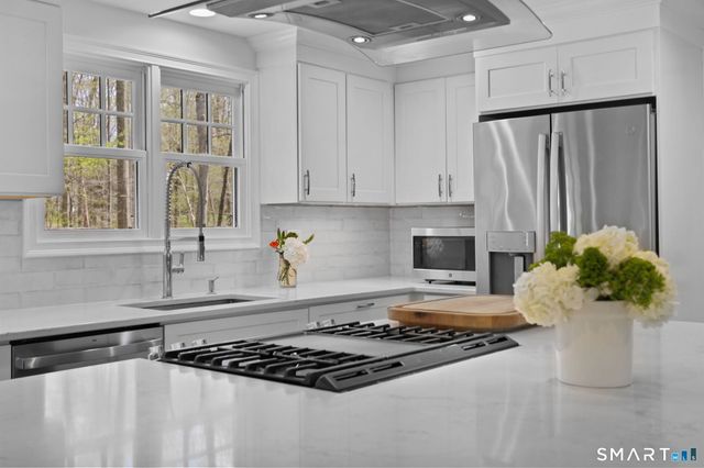 208 Wildflower Lane, Fairfield, CT 06824