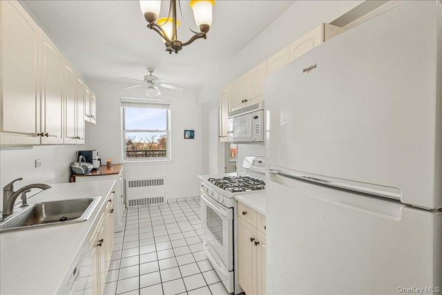 16201 Powells Cove Boulevard 6K, Beechhurst, NY 11357